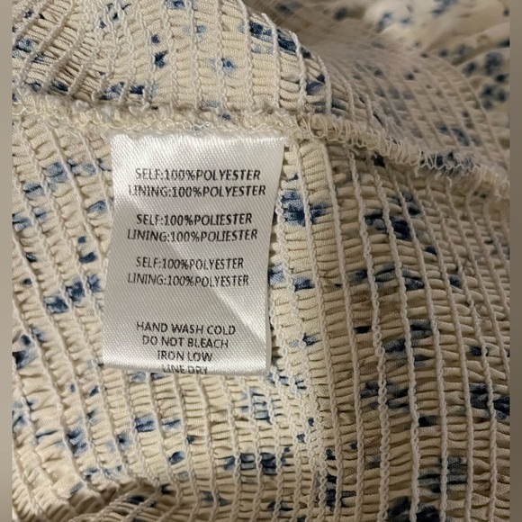 $8❤️Bundled Arula Cream Floral Smocked Top - Picture 5 of 6